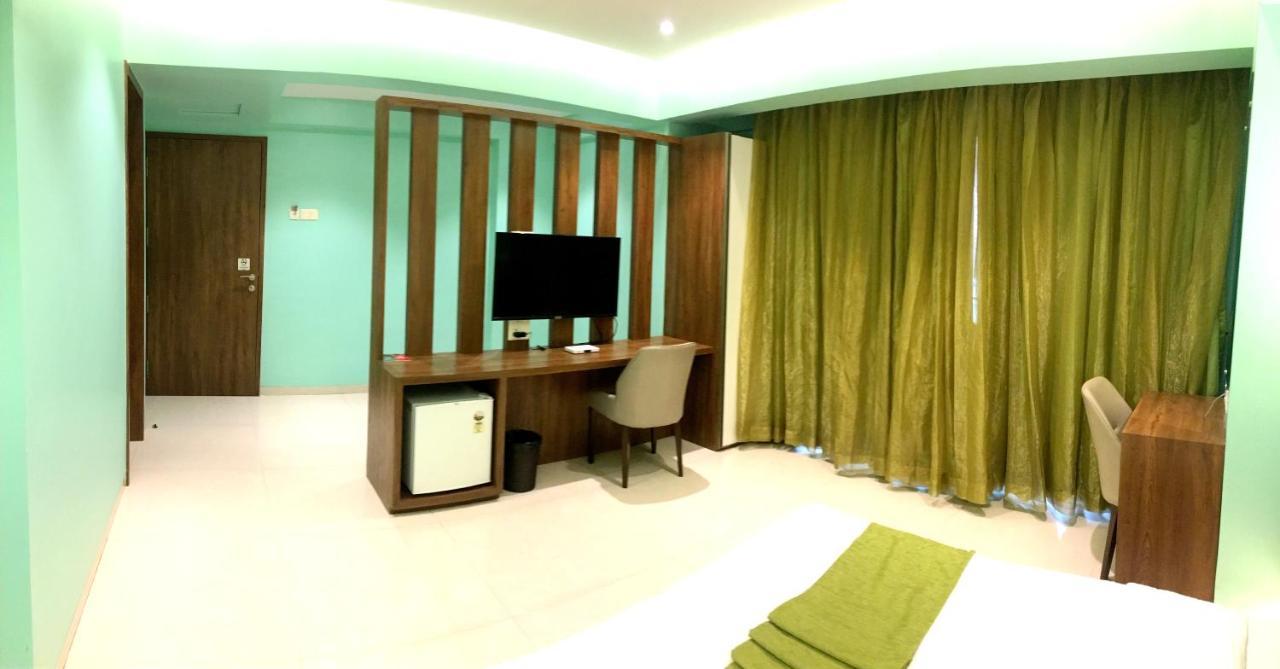 Hotel Seven Oaks Navi Mumbai Dış mekan fotoğraf